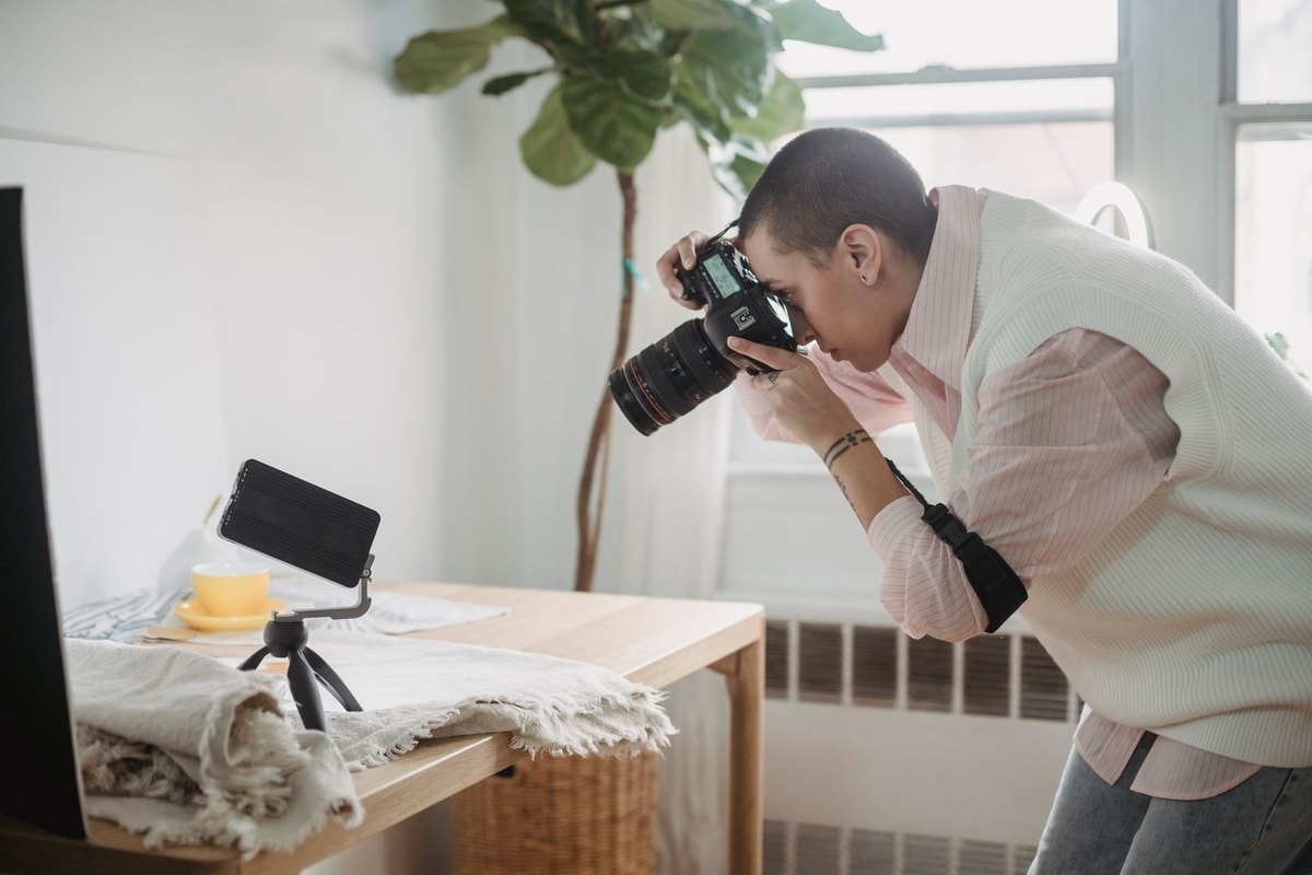 Ilustrasi foto produk dengan kamera DSLR
Foto oleh George Milton di Pexels Ilustrasi foto produk dengan kamera DSLR
Foto oleh George Milton di Pexels