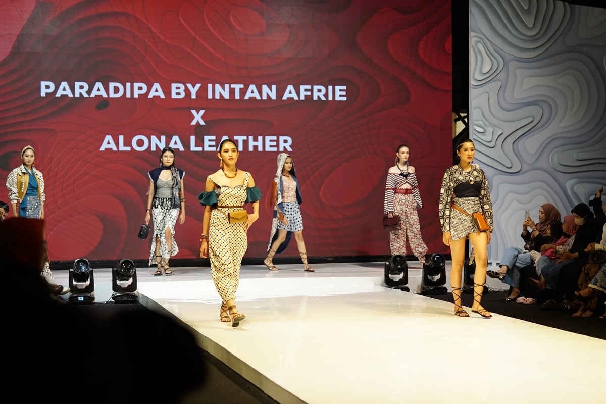Look Fashion Batik Berpadu dengan Produk Alona Leather