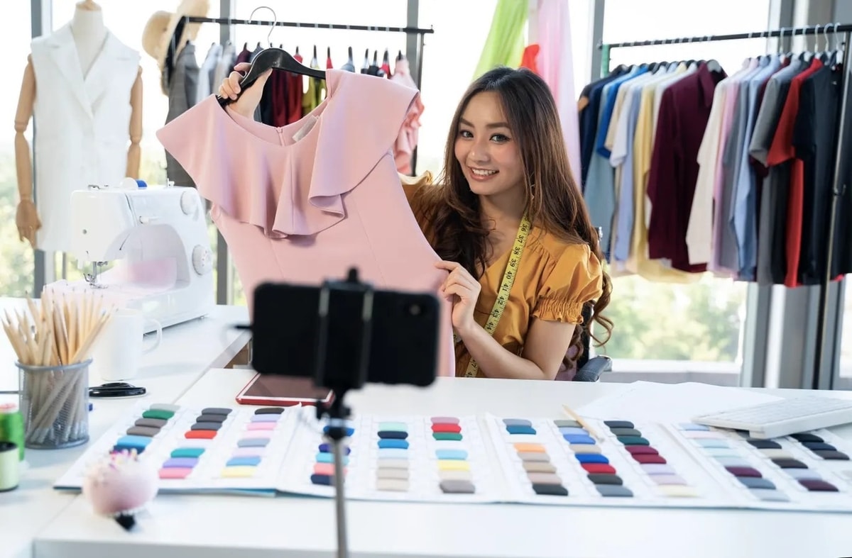 Contoh host live shopping produk fashion
Gambar: imageio.forbes.com