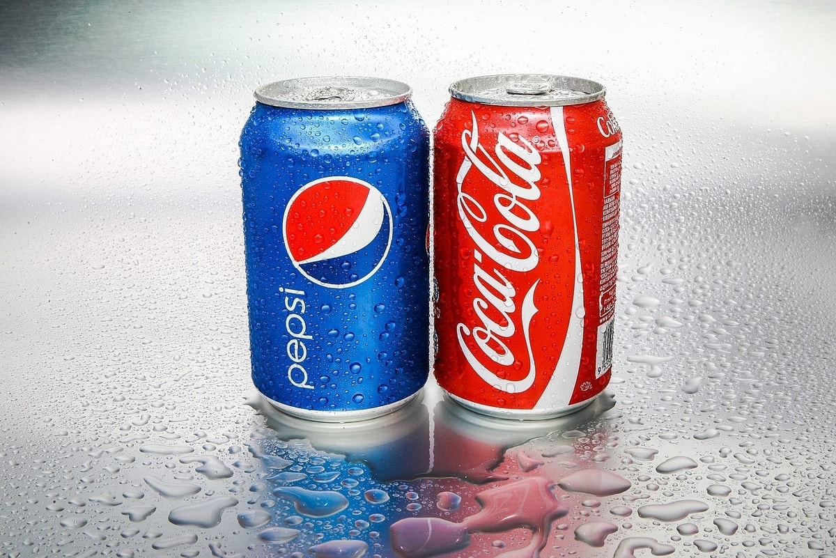 Coca-Cola dan Pepsi sering dianggap sebagai contoh produk kompetitor
Gambar: miro.medium.com