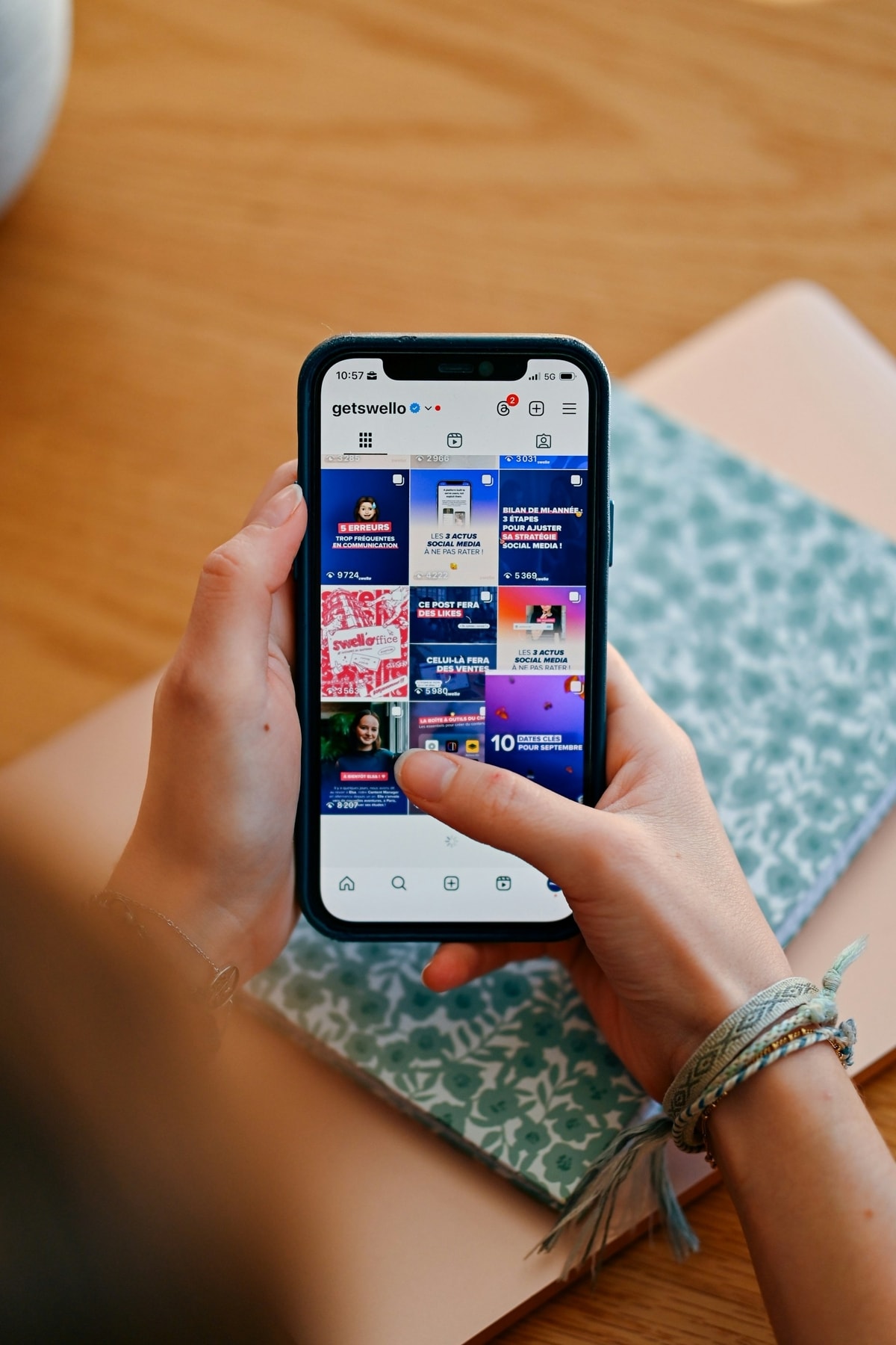 Ilustrasi konten media sosial dari sebuah brand
Foto oleh Swello di Unsplash