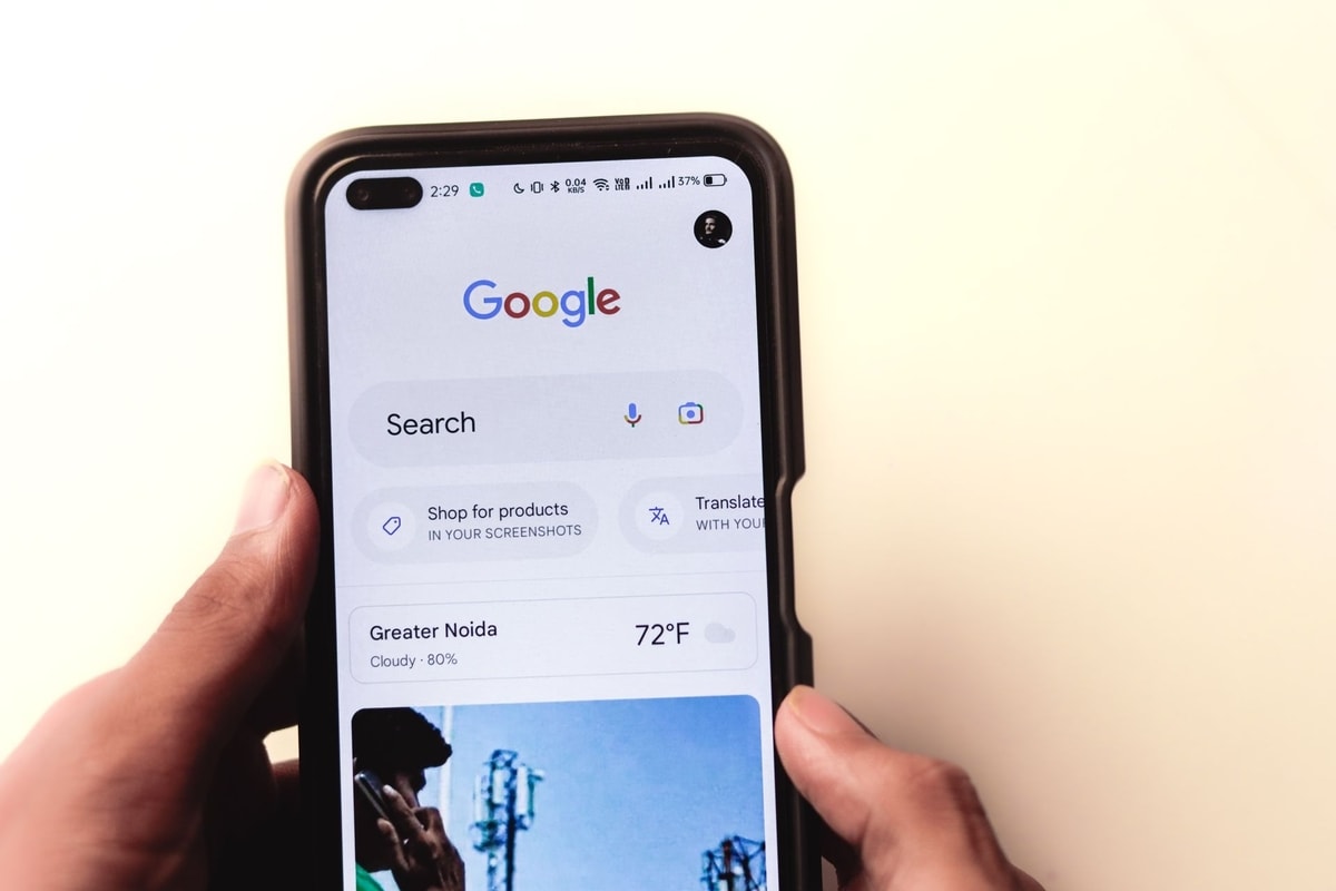 Ilustrasi pengguna Google mobile
Foto oleh Sanket Mishra di Pexels