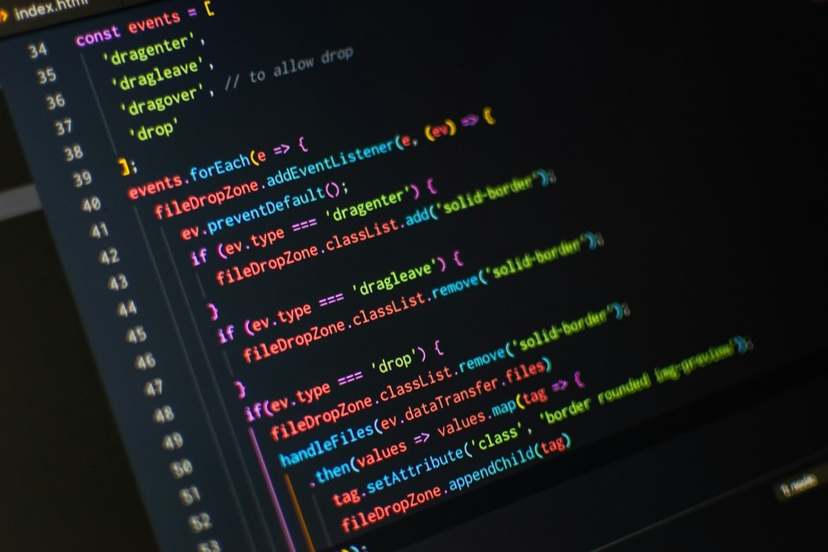 Ilustrasi coding website
Foto oleh Pankaj Patel di Unsplash