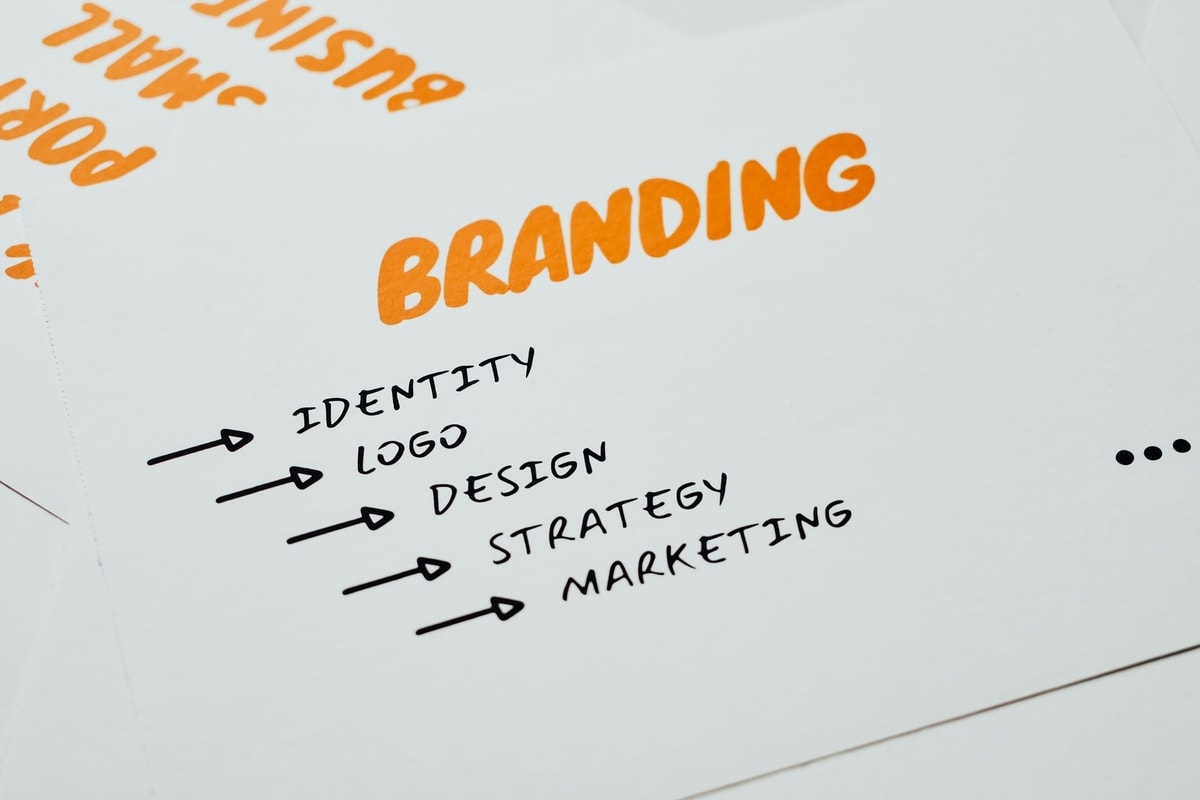 Ilustrasi strategi branding
Foto oleh Eva Bronzini di Pexels