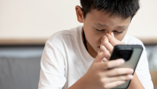 Dampak Serius Penggunaan HP yang Lama pada Anak-anak