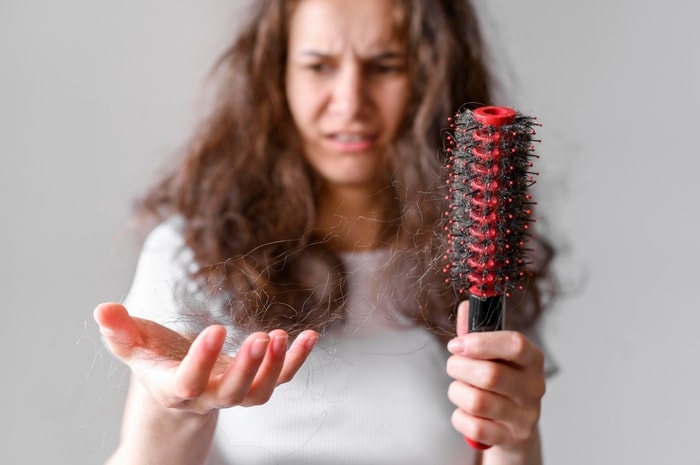 5 Kebiasaan Buruk yang Bisa Picu Kerontokan Rambut Wanita